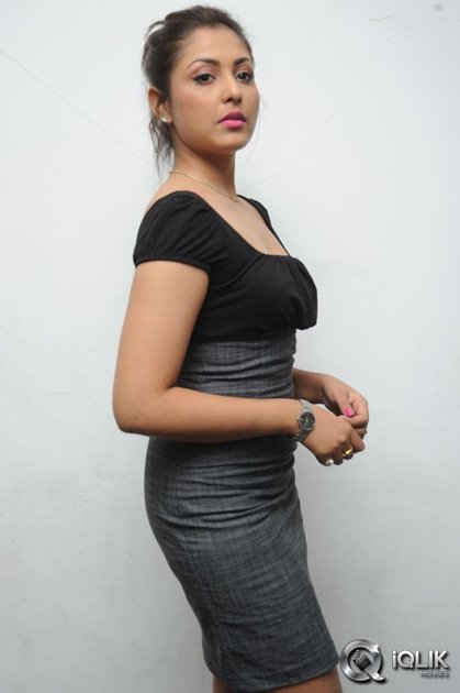 Madhu-Shalini-at-Undhile-Manchi-Kalam-Mundhu-Mundhuna-Audio-Launch